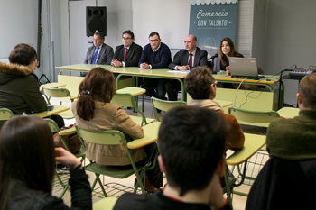 Presentación de la campaña &#34;Comercio con talento&#34; en un instituto de Santiago.