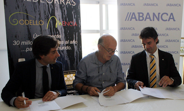 Firma del convenio entre Abanca y el CRDO de Valdeorras.