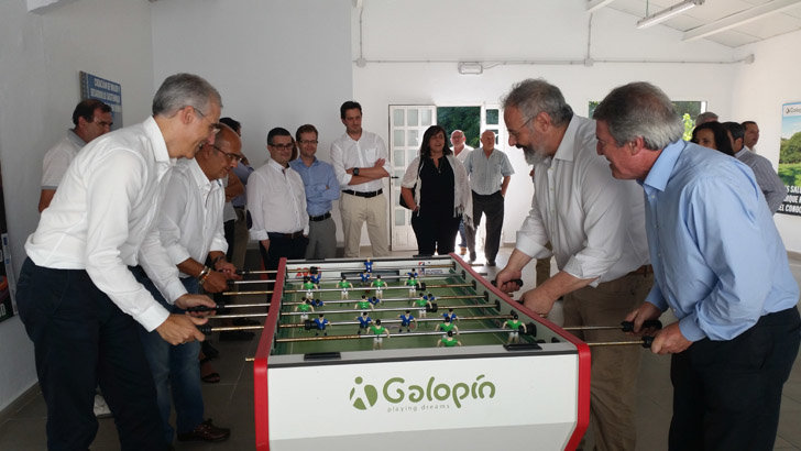 El conselleiro de Economía jugando al futbolin con empresarios del Cluster de la Madera.