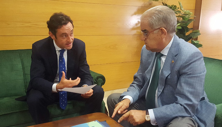 Reunión entre el director del Igape, Javier Aguilera, y el presidente de la Cámara de Comercio de Pontevedra, Vigo y Vilagarcía, José García Costas.