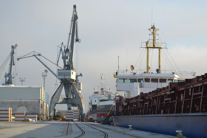 Descarga de mercancías en el puerto comercial de Vilagarcía de Arousa.