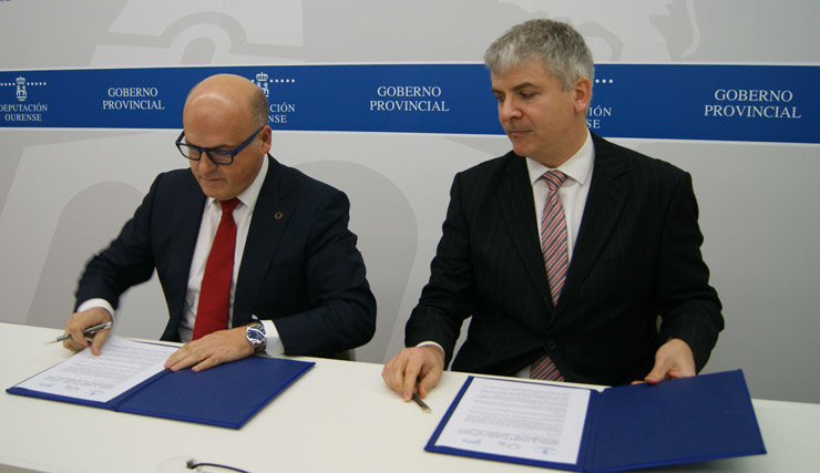 Manuel Baltar y Santiago Lago firmando el convenio de colaboración./P.L.