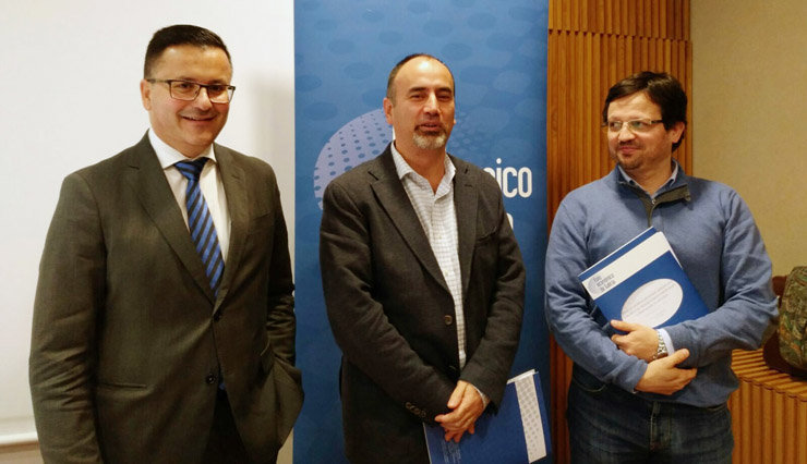 El empresario osé González (Casal de Armán), Melchor Fernández (USC) e David Peón (UDC) en la presentación del trabajo del Foro, en Santiago.