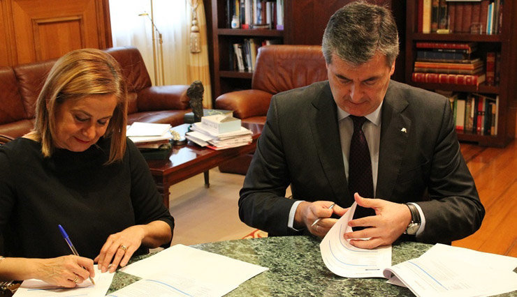 Carmela Silva y Santiago Novoa firmando el convenio.