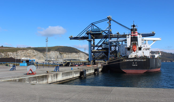 Barco descargando en el Puerto de Ferrol.