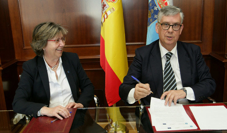 Rosa Quintana y Juan Vieites en la firma del convenio.