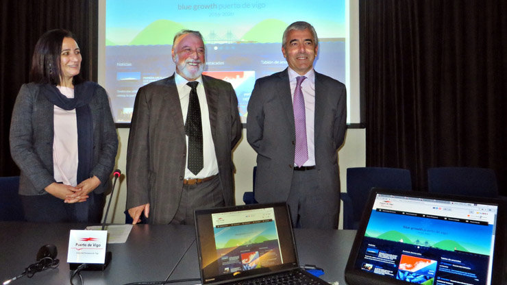 Miembros de la Autoridad Portuaria de Vigo en la presentación de la nueva web.
