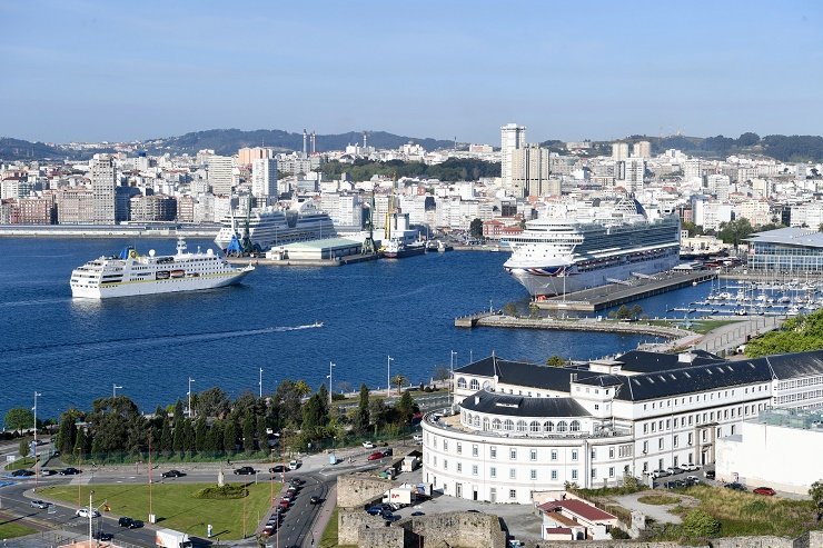 Los tres cruceros que visitaron este jueves el Puerto de A Coruña.