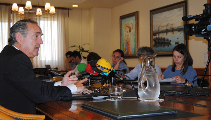 El presidente de la Autoridad Portuaria de A Coruña, Enrique Losada, en rueda de prensa.