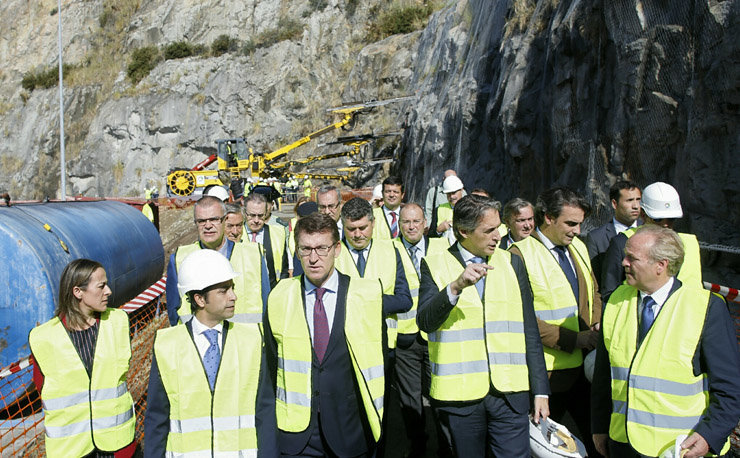 El presidente de la Xunta y el ministro de Fomento, entre otras autoridades, visitando las obrasl del Puerto Exterior de Ferrol.
