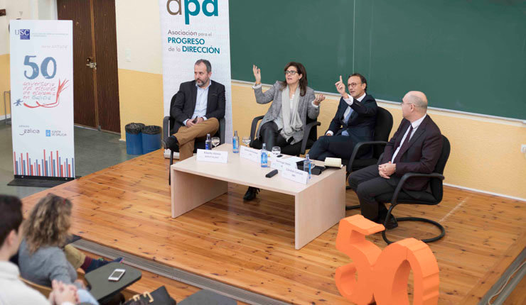 Alberto Varela, Loreto Fernández, Santiago Sesto y Cándido Cancelo, en la charla “De la Universidad a la Empresa” celebrada en la Facultad de Económicas de la USC.