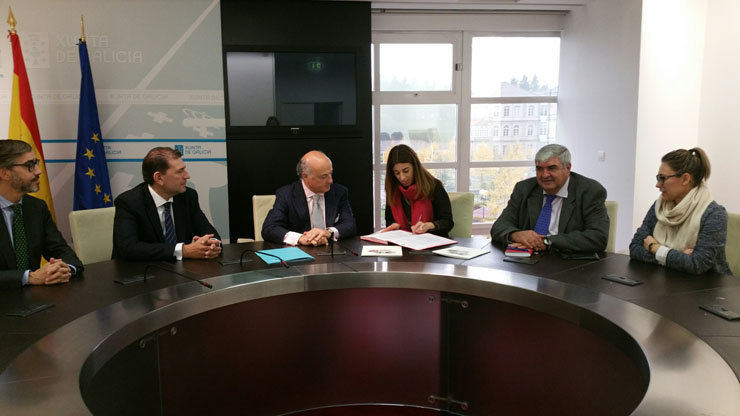 La directora xeral de Comercio e Consumo, Sol Vázquez, firmó un acuerdo de colaboración con el director general de la Fundación Aon, Pedro Tomey.