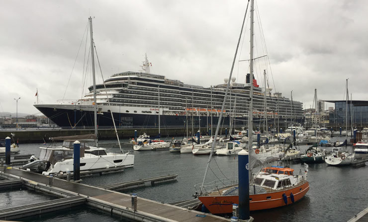 El &#34;Queen Victoria&#34; cerró las escalas de 2017 en el puerto coruñés.