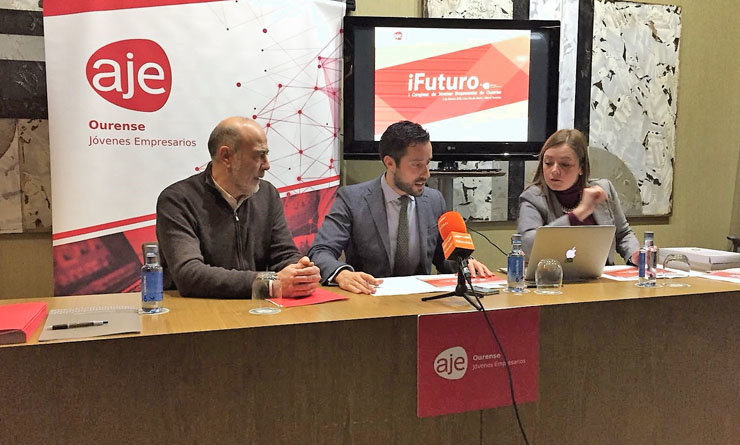 El alcalde de Allariz, Francisco García, junto al presidente de AJE Ourense, Lois Babarro, y la vicepresidenta, Rosana Bernárdez.