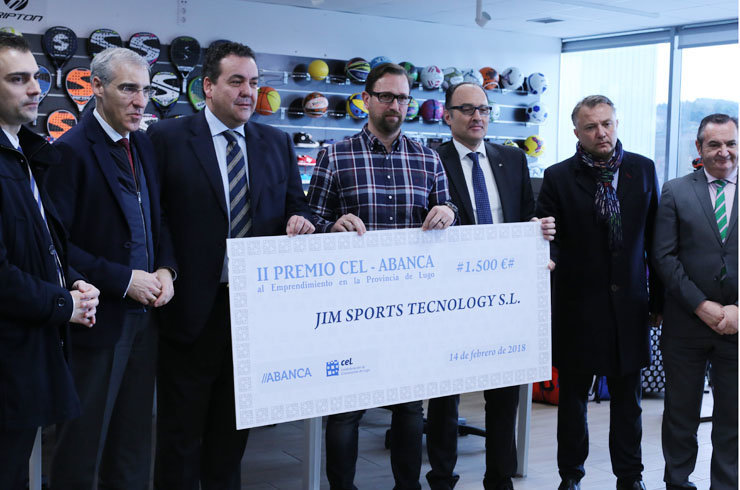 Representantes de la CEL y Abanca, junto al conselleiro de Economía, entregaron el premio al responsable de Jim Sports.