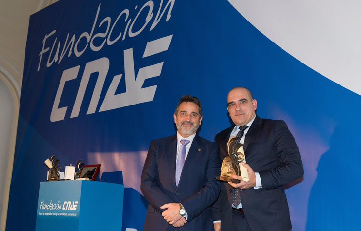 José Blas, Presidente del jurado de la Fundación CNAE, entregando el premio a Jorge Costa, CEO de Netun Solutions.