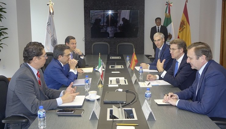 Reunión del presidente de la Xunta (der.) con el secretario de Economía del Gobierno mexicano.