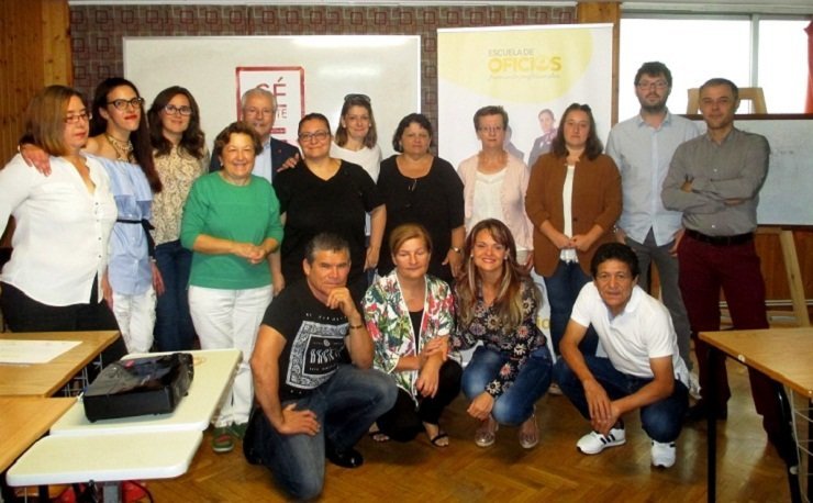 Participantes en el curso de la Escuela de Oficios de Ferrovial Servicios junto a responsables de la compañia y de Cáritas de A Coruña.