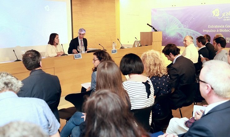 La directora de la Gain, Patricia Argerey, y el conselleiro de Economía, Francisco Conde, en la presentación del balance de la Estrategia de impulso a la biotecnología.