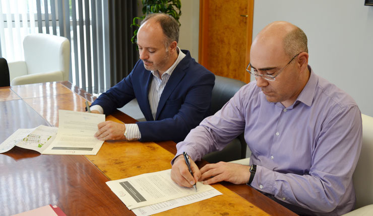 El delegado de Zona Franca, David Regades, ha firmado hoy con el consejero delegado de la empresa BMC Reformas, Obras y Rehabilitación, Cándido Cancelo.