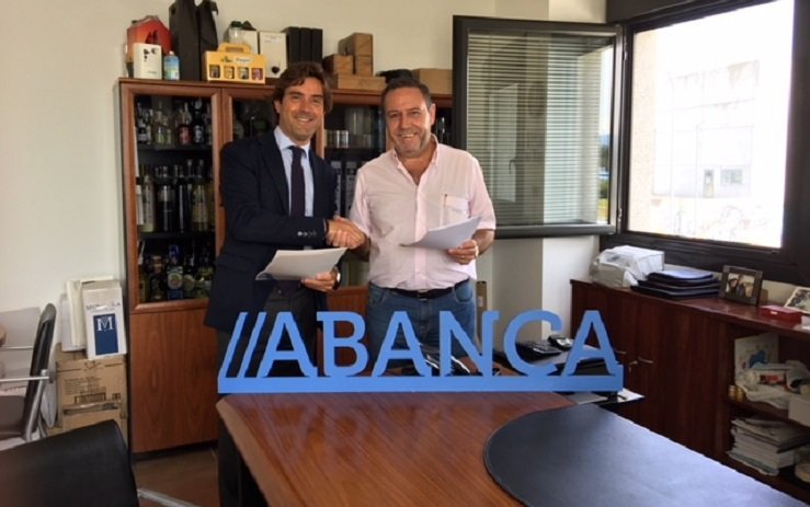 Diego Fernández y Eduardo Cid firmaron el acuerdo entre Abanca y la Asociación de Empresarios de Pereiro.