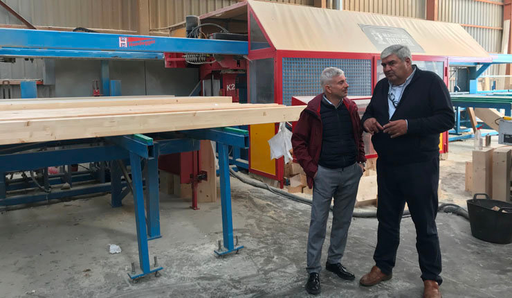 El director de la Axencia Galega da Industria Forestal, Ignacio Lema, visitó en Vilamarín (Ourense) la empresa Maderas Rubén.