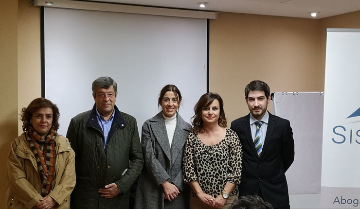 Sol Vázquez (centro) xunto a membros da Federación Galega de Comercio e da Federación de Comercio de Ourense.