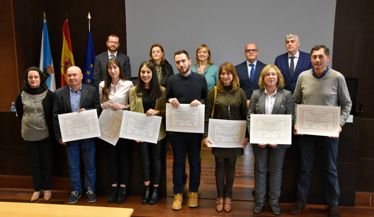 Foto de premiados y autoridades en la Facultad de Ciencias Empresariales y Turismo de Ourense./DUVI.