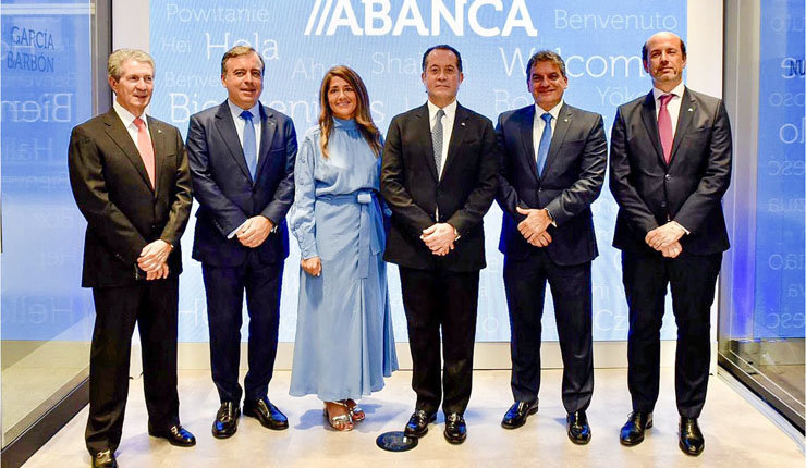 Eduardo Araña, Francisco Botas, Mónica Vázquez, Juan Carlos Escotet, Pedro López y Alfonso Caruana, en la oficina de Abanca en Miami.