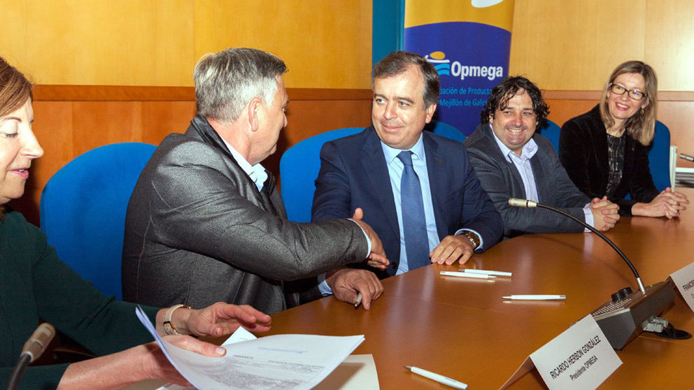 O conselleiro delegado de Abanca, Francisco Botas, (centro), durante a firma con Opmega.