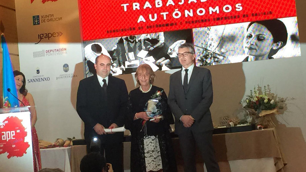 Marisol Novoa, presidenta de las mujeres empresarias de Ourense, recibió uno de los galardones de APE Galicia.