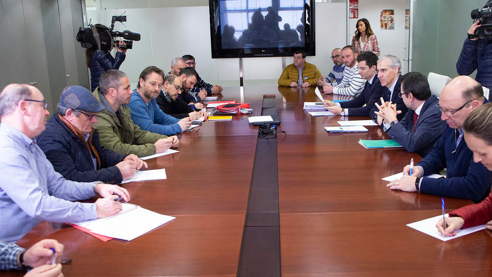El conselleiro de Economía, Francisco Conde (der.) reunido con el comité de empresa de Cee-Dumbría de Ferroatlántica.