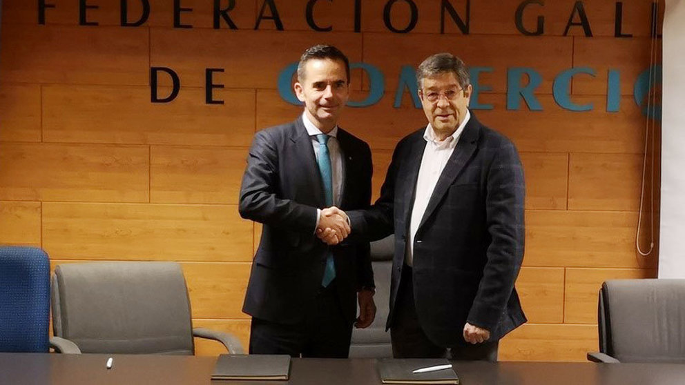 Gabriel González Eiroa y José María Seijas rubricaron el acuerdo entre Abanca y la Federación Galega de Comercio.