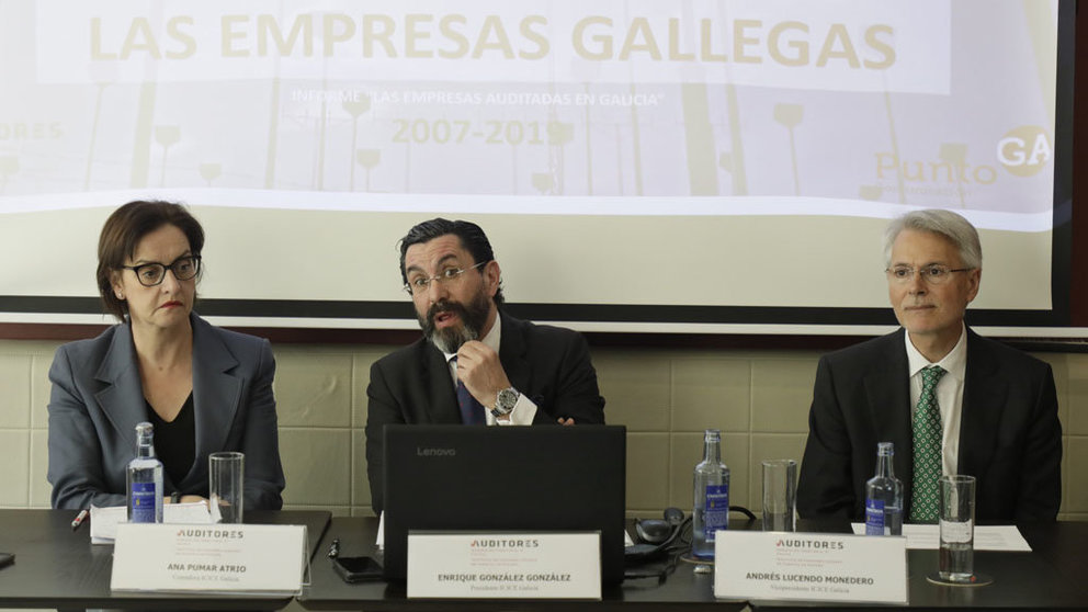 Ana Pumar, Enrique González y Andrés Lucendo, en la presentación del informe en Vigo.