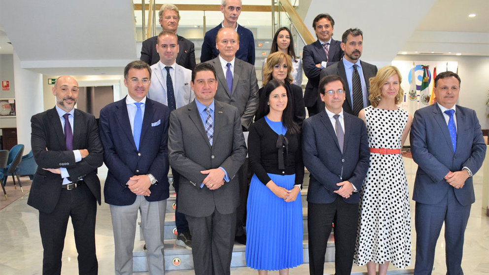 La delegación del Estado mexicano de Querétaro junto a la presidente del Círculo y representantes empresariales pontevedreses.