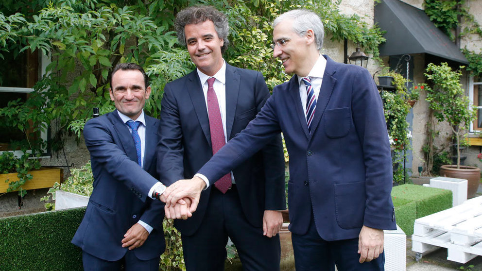 El nuevo presidente de Aclunaga, Manuel Vázquez, y el saliente, Marcos Freire, junto al conselleiro de Economía, Francisco Conde.