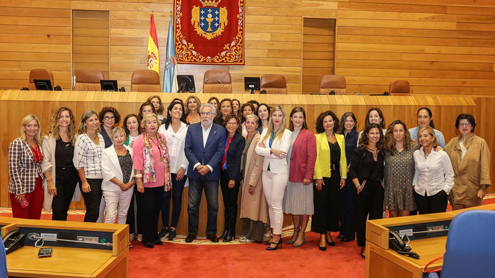 La delegación de Empresarias y Directivas del Atlántico fue recibida en el Parlamento gallego por su presidente, Miguel Ángel Santalices.