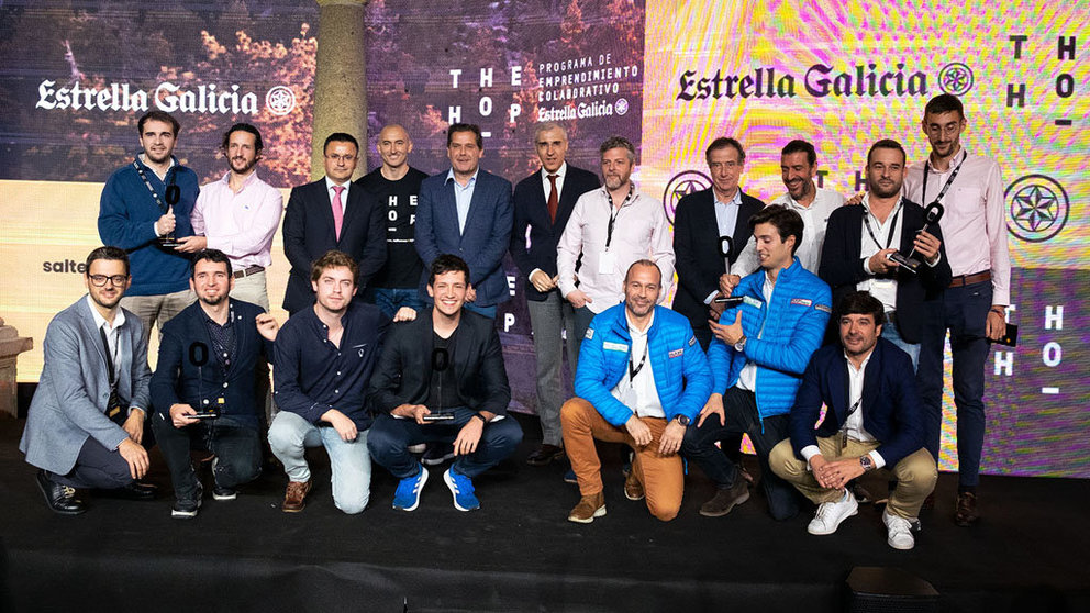 Los conselleiros de Medio Rural y de Economía, directivos de Estrella Galicia y los representantes de las seis startups ganadoras en The Hop.