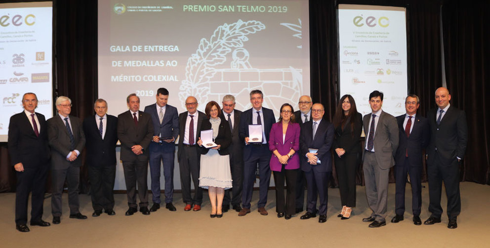 Foto de familia de homenajeados y autoridades en los Premios San Telmo del Colegio de Ingenieros de Caminos, en A Coruña.