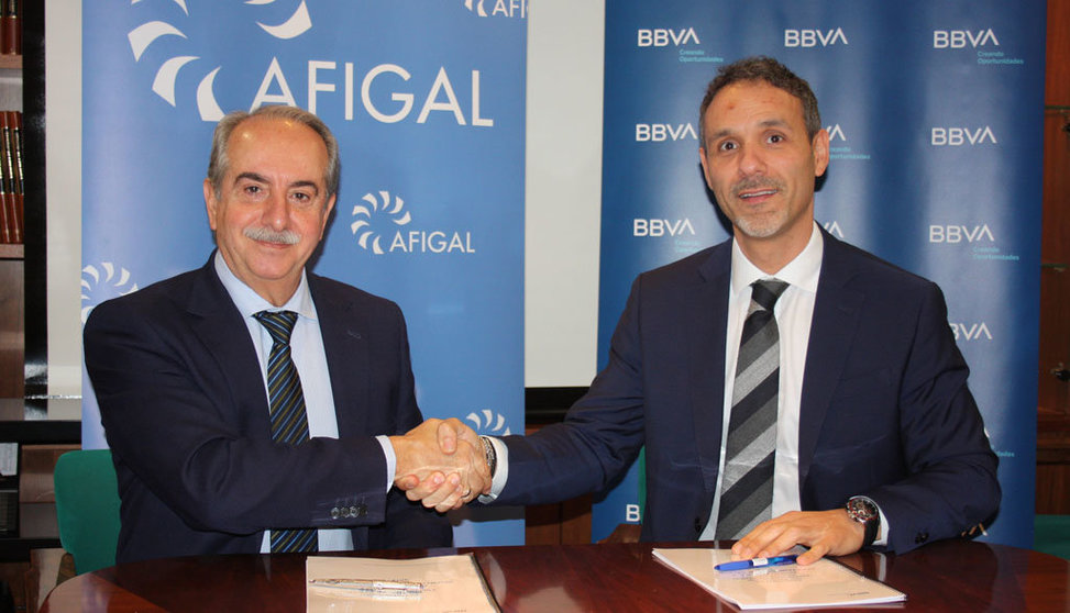 Antonio Couceiro, de Afigal, y Roberto M, de BBVA, firmaron el convenio.