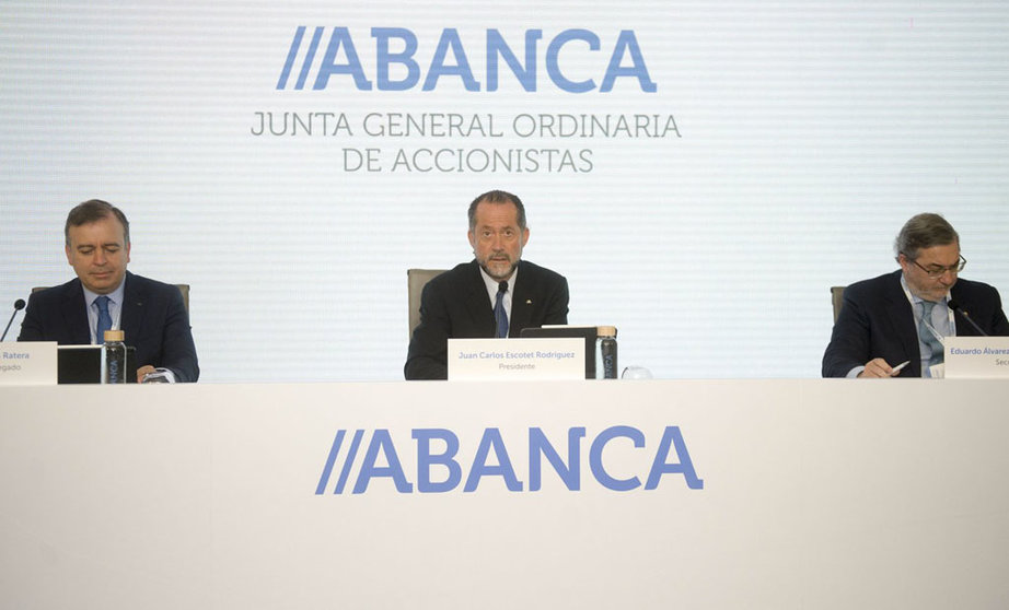 Francisco Botas (izq.) y Juan Carlos Escotet (centro) en la junta de accionistas de Abanca.