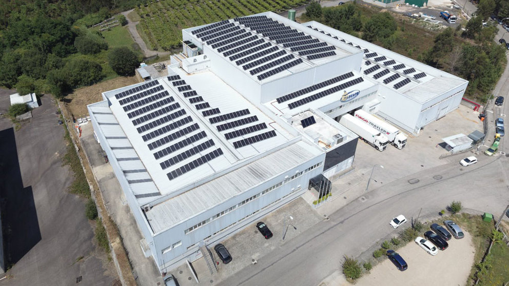 Instalación fotovoltaica en la planta de Salvaterra de Mascato.