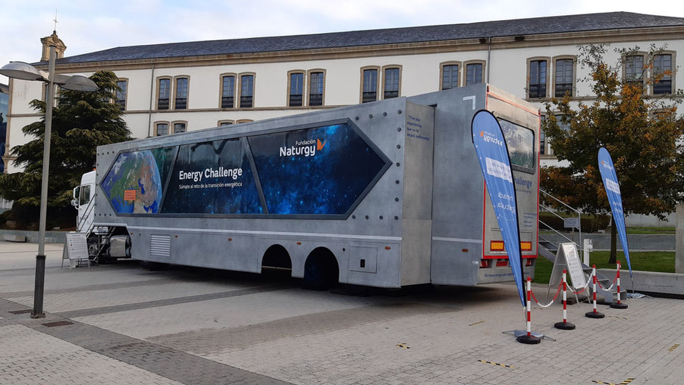 El autobús del Energy Challenge de Fundación Naturgy está  Praza da Horta do Seminario, en la ciudad de Lugo.