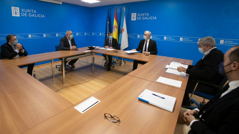 El conselleiro de Economía, Francisco Conde, compartió el borrador de la Ley de Reactivación Económica de Galicia con representantes del Clúster da Madeira e o Deseño.