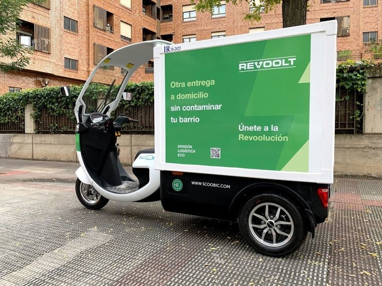 La flota de reparto de Revoolt está formada por furgonetas, motos, triciclos y patinetes eléctricos.