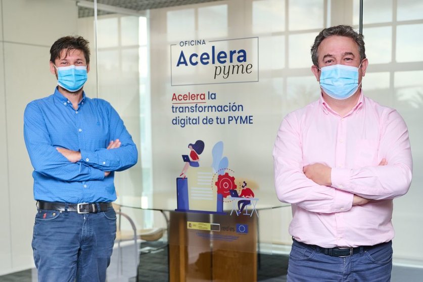 Marco Dalla Costa, responsable de la Oficina Acelera pyme de ITG, y Juan Luis Sobreira Seoane, director de la División de Innovación Abierta de ITG, en la sede física de la oficina.
