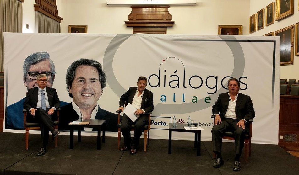Juan Vieites, presidente de la CEG, el periodista por la parte portuguesa contó con la intervención 
de Carlos Barbot, CEO de la firma Tintas Barbot, en III Diálogos Gallaecia, celebrado en Oporto.