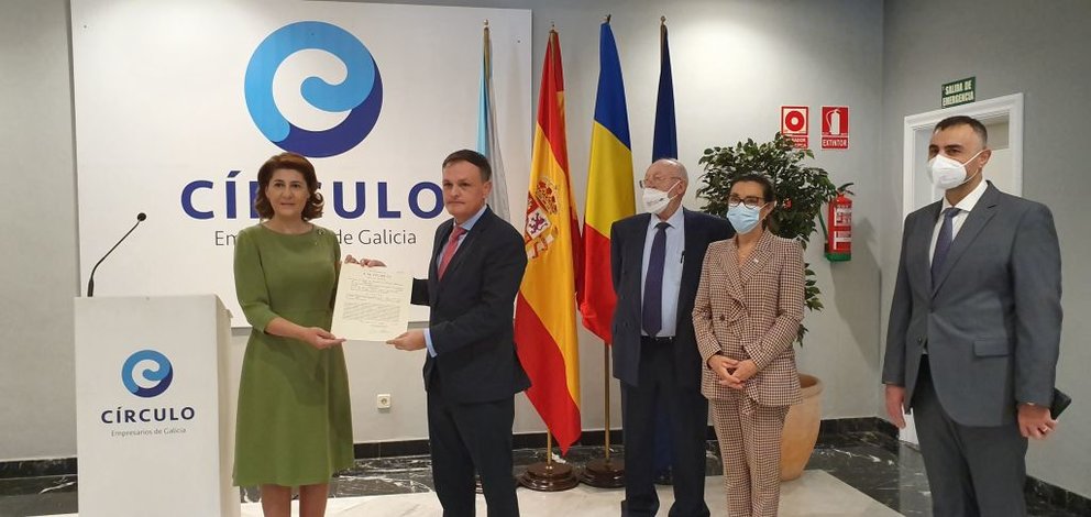 La embajadora de Rumanía en España junto al cónsul honorario de ese país en Galicia, Diego Esquer, y otras autoridades.