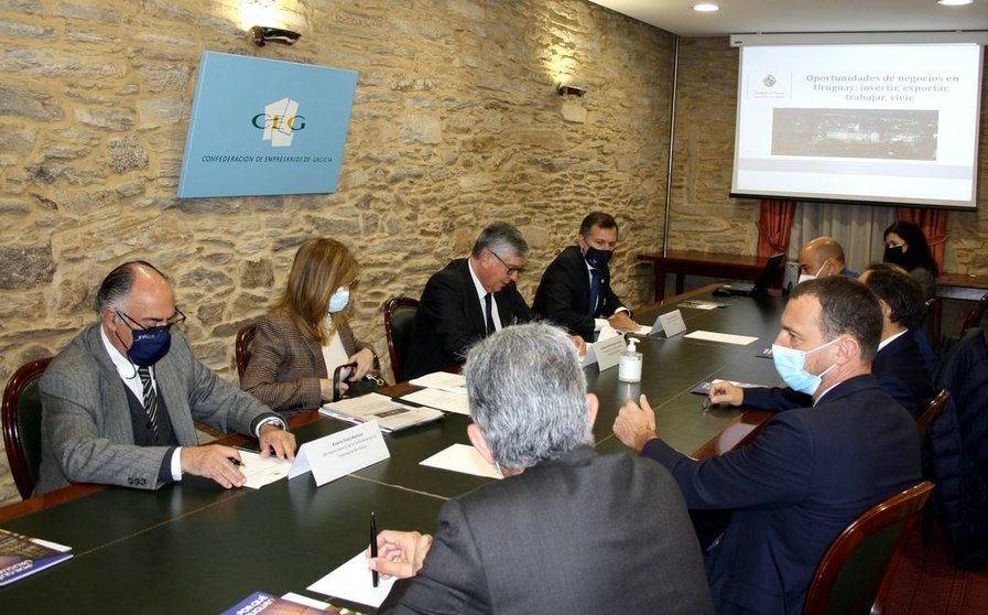 Encuentro de empresarios en la sede de la CEG en Santiago con la embajadora de Uruguay.