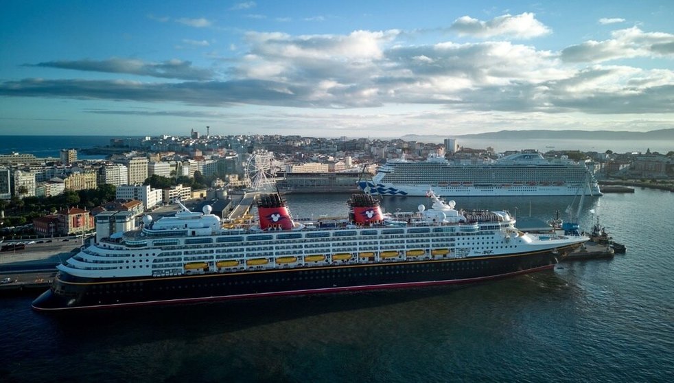 Escala en a Coruña de los cruceros Disney Magic y Sky Princess, el pasado 27 de julio.